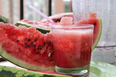 Suco vermelho deixa a pele mais jovem. Veja benef�cios e receita